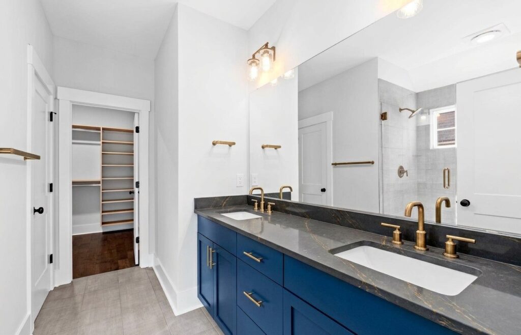 Navy vanity with dark quartz and brass